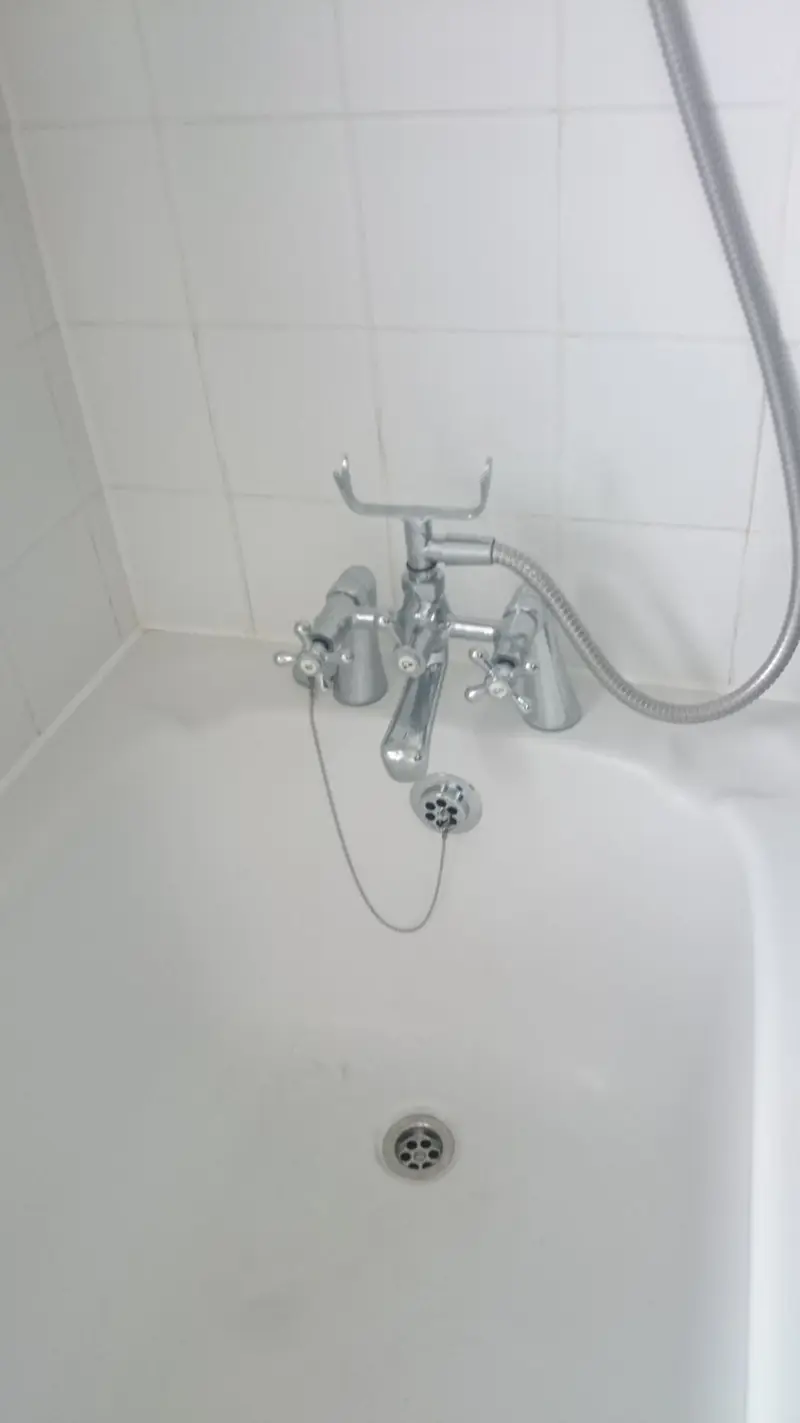 Bath shower mixer tap with handset
